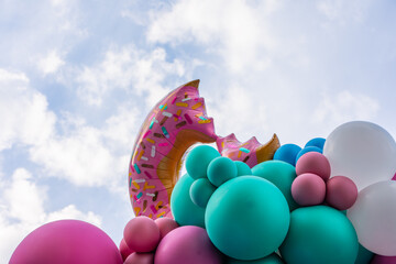 a balloon decoration with blue sky