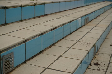 Beige-blaue Schwimmbeckentreppe 