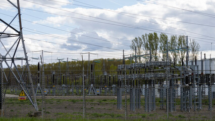 Obraz premium Close-up through the fence of a power plant, on a very cloudy day