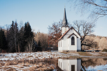 Kleinste Holzkirche im winterlichen Elend