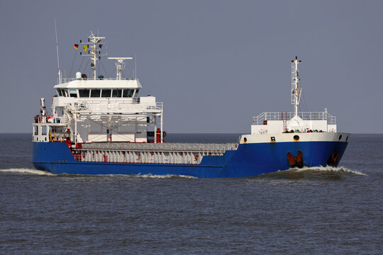 Blaues Frachtschiff unterwegs