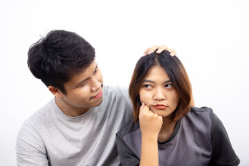 Obraz premium Asian men are make friendly again their disgruntled girlfriend by apologizing and reconciling on white background