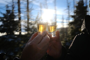 Junge Leute sto&szlig;en mit Schnapsglas an