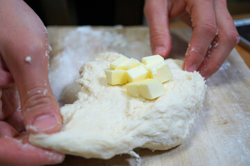 パン生地にバターを加える　練り