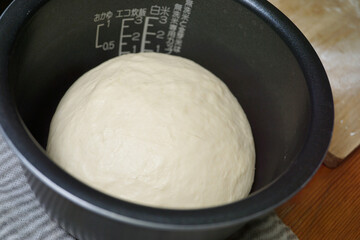 パン作り　炊飯器を使った一次発酵