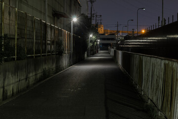 深夜の人気のない街灯のある夜道
