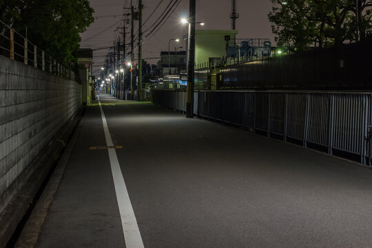 深夜の人気のない街灯のある夜道