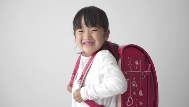 ランドセルを背負った女の子のポートレート　新入生イメージ