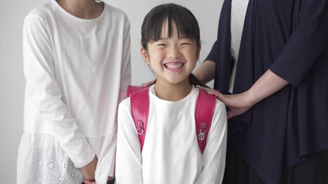ランドセルを背負った女の子の家族写真