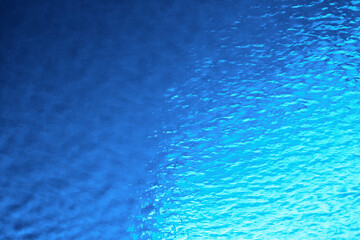 ブルーの凹凸が美しい、表情が豊かなステンドグラスの背景