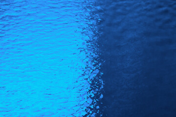 ブルーの凹凸が美しい、表情が豊かなステンドグラスの背景