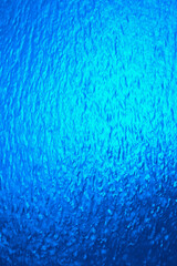 ブルーの凹凸が美しい、表情が豊かなステンドグラスの背景