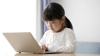パソコンを使って学習する女の子
