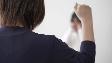 説教をするお母さんと号泣する女の子