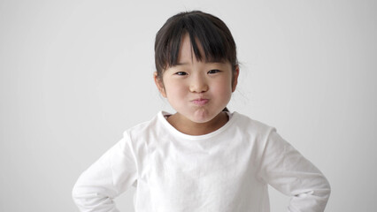 カメラに向かって拗ねる女の子