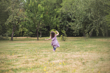 Fototapeta na wymiar girl running in the park