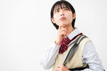 指を顎に当てて考える女子高校生