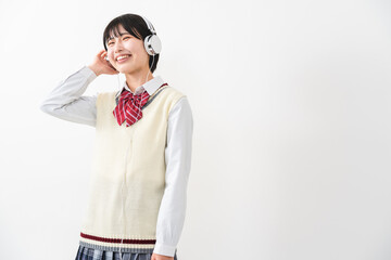 ヘッドフォンで音楽を聴く女子高校生