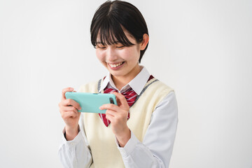 スマートフォンで動画を観る女子高校生