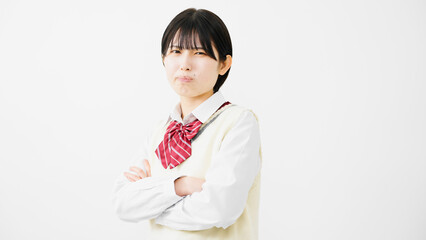 腕組みをする女子高校生