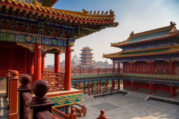 Terrasse des taoistischen Tempels am See im landschaftlich reizvollen Gebiet des Sanxian-Gebirges, Penglai, Yantai, Shandong, China, Platz für Text kopieren, blauer Himmel