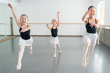 Fototapeta premium バレエ教室 女の子
