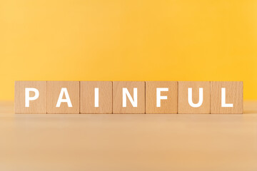 「PAINFUL」と書かれた積み木