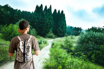 Naklejka premium man outdoors in mountains, happy success lifestyle