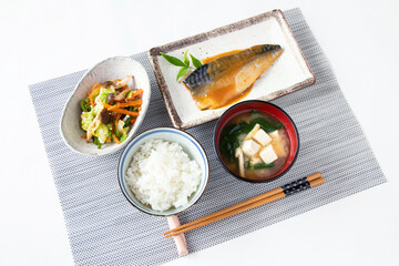 和食の基本の配膳の位置で・・・サバの味噌煮と野菜の胡麻和えと豆腐の味噌汁とご飯