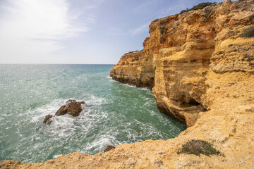 Fototapeta na wymiar Praia da Marinha an der portugiesischen Atlantikküste