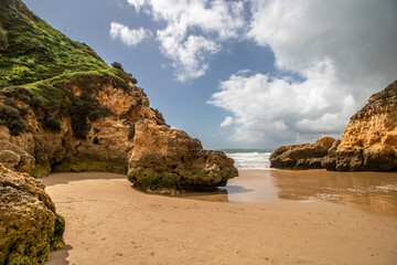 Fototapeta na wymiar Praia dos Tres Irmaos an der Algarve