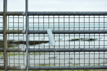 Obraz premium Cancale - masque chirurgical sur grille en métal