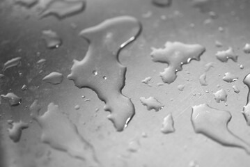 gouttes d'eau sur métal