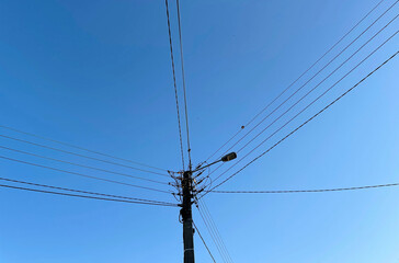 poteau fils et électriques