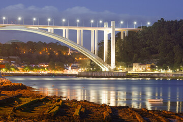 Fototapeta na wymiar Arrabida Bridge in Porto at dusk