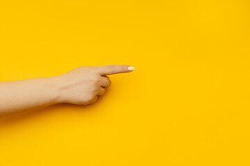 Finger point to the side on a yellow © Tanya Nef