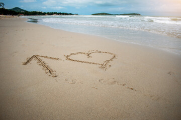 Fototapeta na wymiar Fotografía conceptual. Mensaje de amor. escrito en la arena de playa hermosa