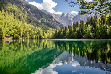 Fototapeta premium Spiegelung am Lago di Fusine in Italien