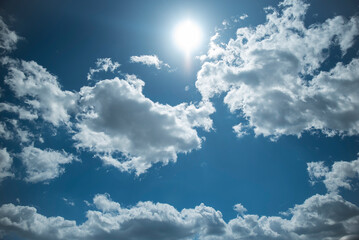 słoneczne niebo z chmurami - obrazy, fototapety, plakaty