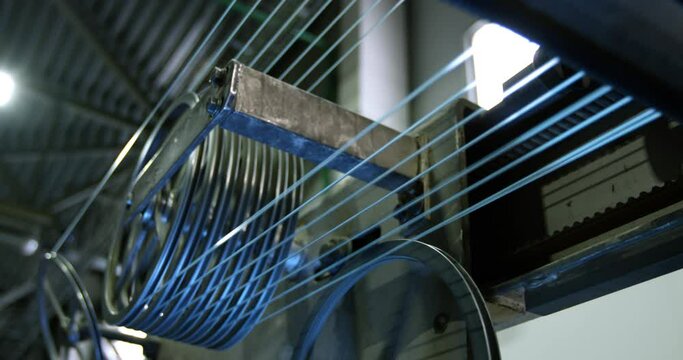 Conveyor for the production of optical fiber. Wire drawing using rotating mechanisms.