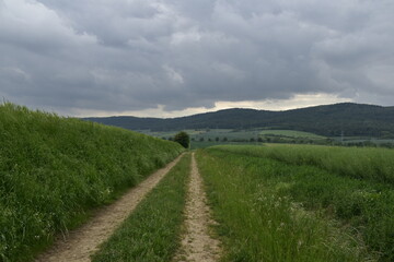 Fototapeta na wymiar Landschaft, Weg und Wolkenbild bei Salzhemmendorf 