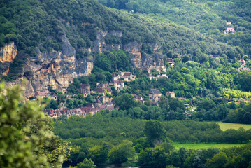 Fototapeta premium village sur la falaise