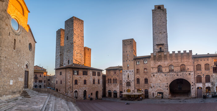 Fototapeta street view of san gimignano medieval town, Italy