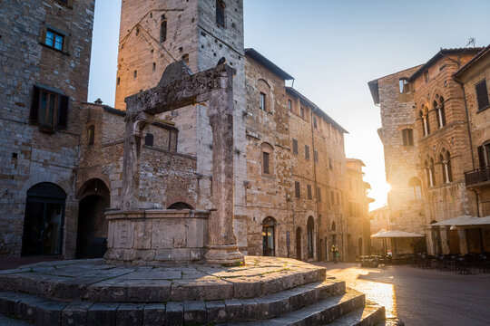Fototapeta street view of san gimignano medieval town, Italy