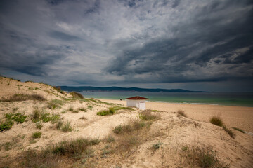 Krajobraz morski z pochmurnym niebem w Bułgarii