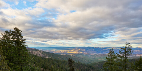 Fototapeta na wymiar Evening mountain panorama in eastern Oregon in autmn season.