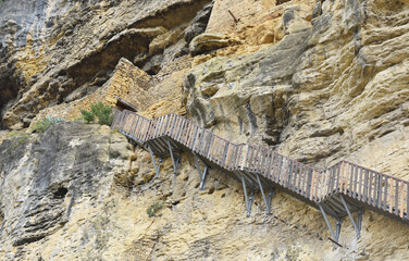 escalier en bois suspendu à la falaise