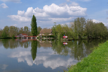 Fototapeta na wymiar The Loing canal in the French Gatinais Regional Nature Park