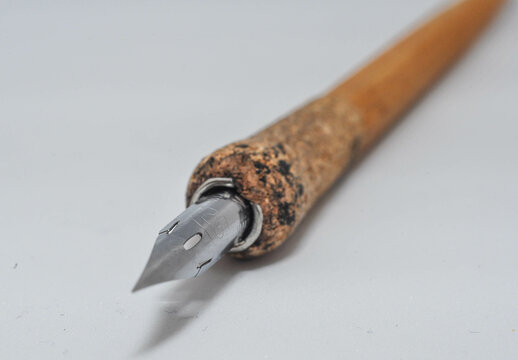 Nib holder for comics