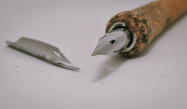 Nib and nib-holder for calligraphy G Nib